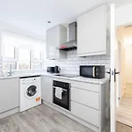 Chic Urban Apartment Perfect For Groups Of Six!
